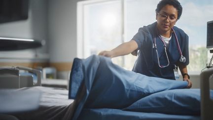 Les infirmières de pratique avancée (IPA) doivent permettre de libérer du temps pour les médecins, notamment dans le suivi des patients en affection longue durée. (GORODENKOFF PRODUCTIONS/SCIENCE / GPR / AFP)