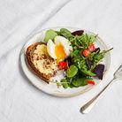 Oeufs mollets et salade du balcon